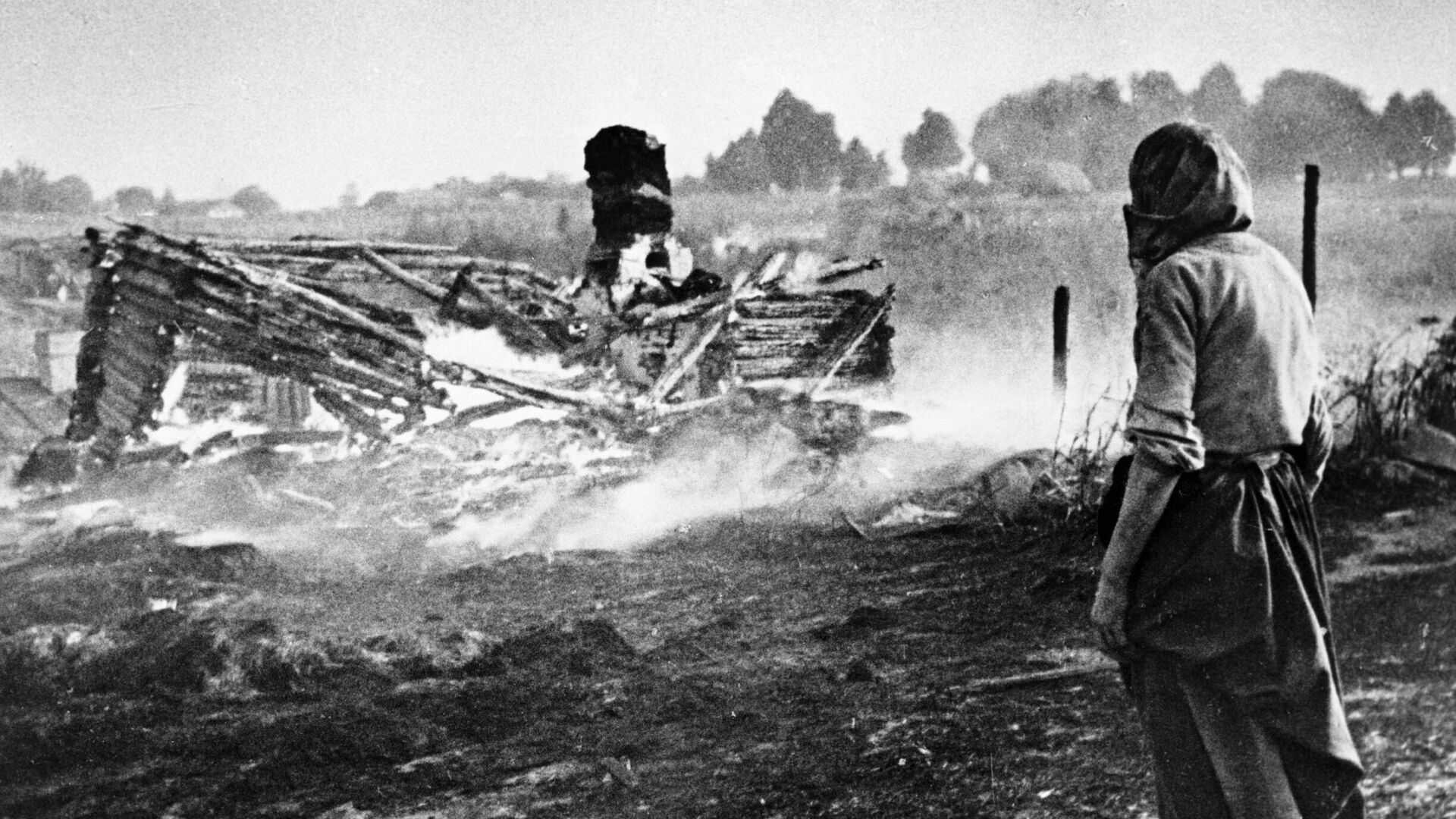 Фашисты сжигают дотла белорусскую деревню — РИА Новости, 1920, 04.13.2022