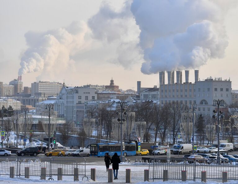 Вид на Замоскворечье с Большого Москворецкого моста в Москве