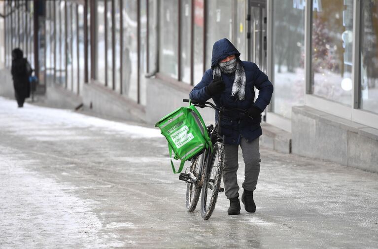 Курьер службы доставки Delivery Club на улице в Москве