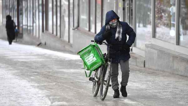 Курьер службы доставки Delivery Club на улице в Москве