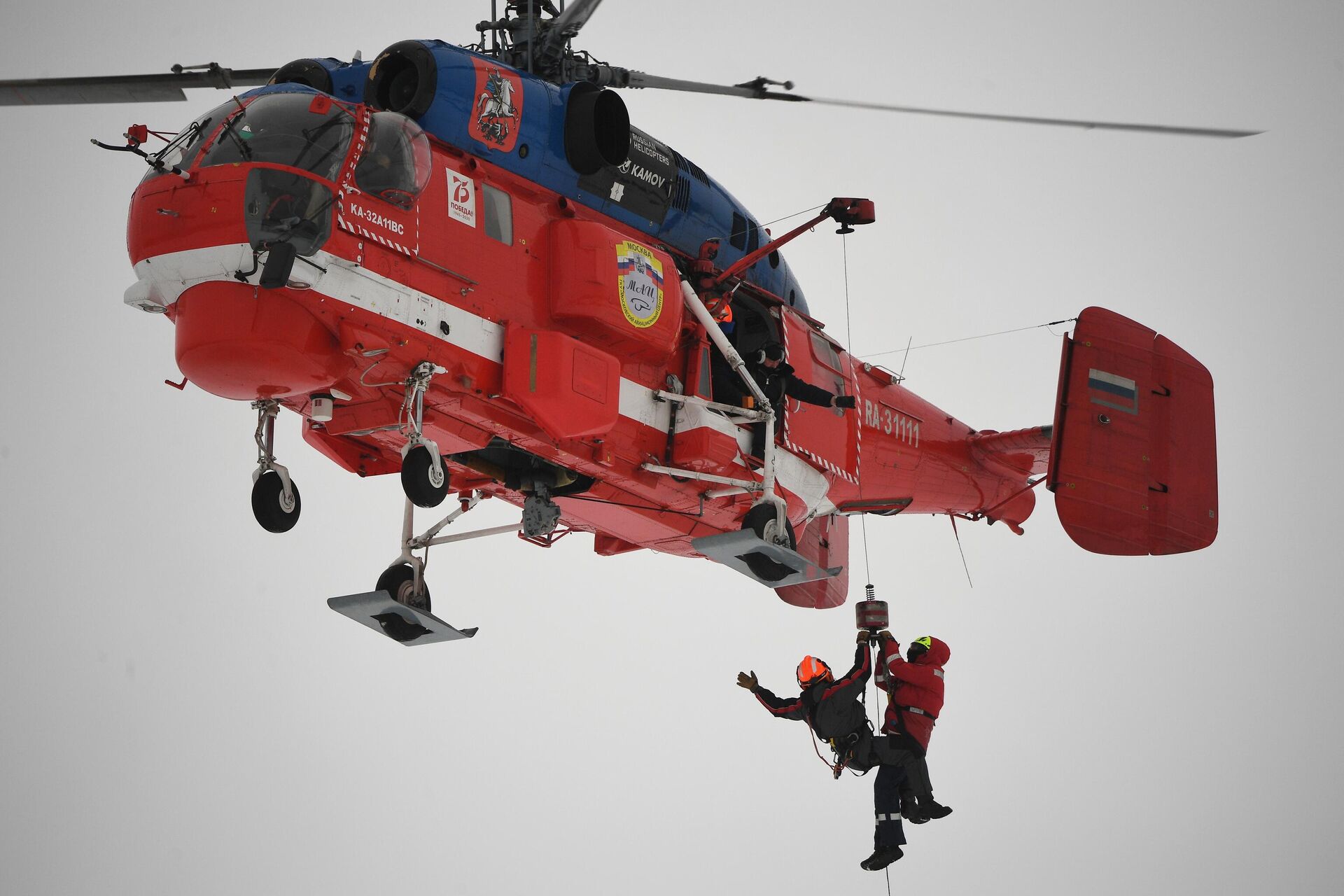Спасатели Московского авиационного центра тренируются в транспортировке пострадавшего из труднодоступного района с использованием вертолета Ка-32А11ВС - РИА Новости, 1920, 22.12.2021