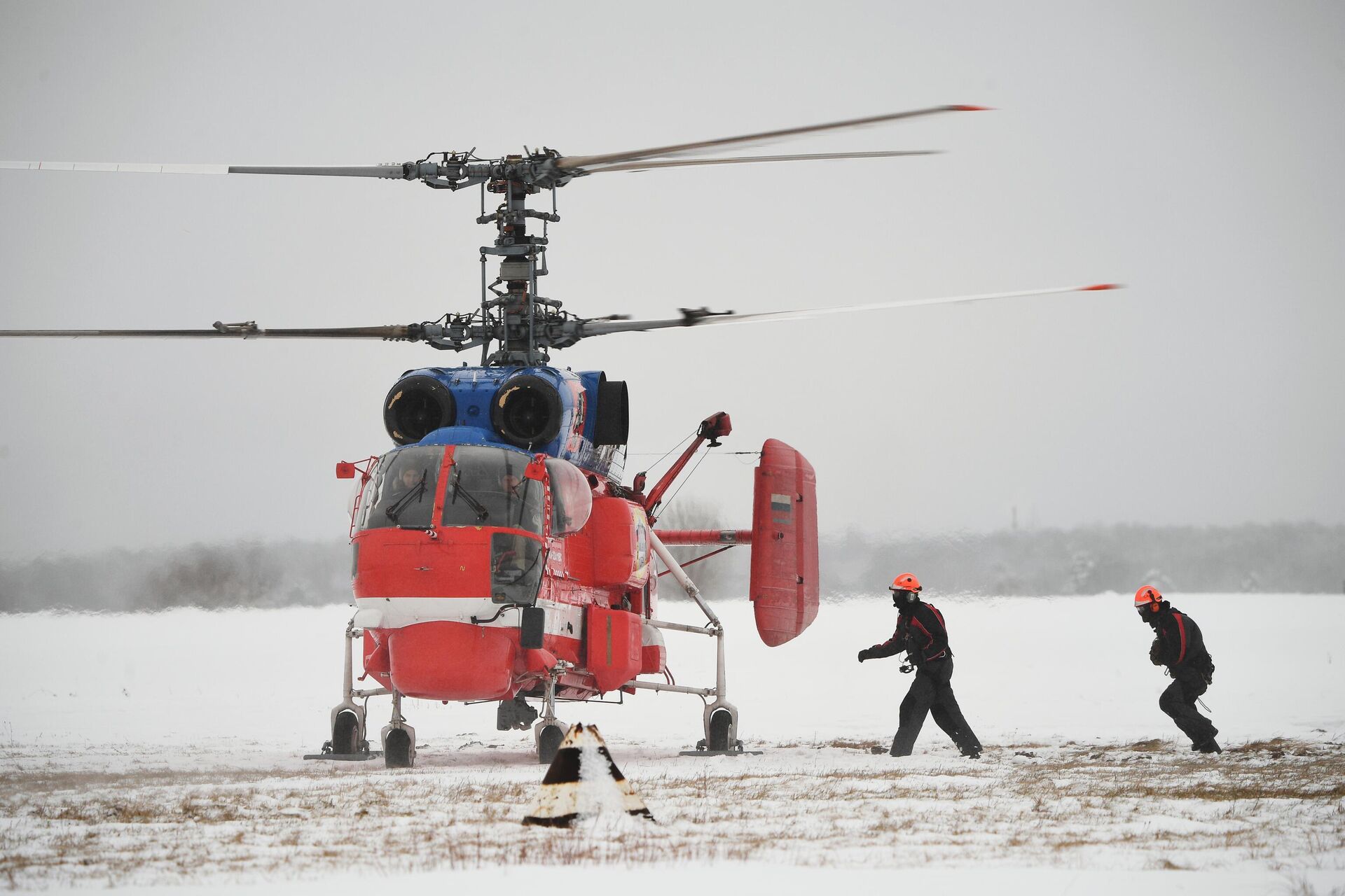 Спасатели Московского авиационного центра тренируются в транспортировке пострадавших из труднодоступного района с использованием вертолета Ка-32А11ВС - РИА Новости, 1920, 22.12.2021