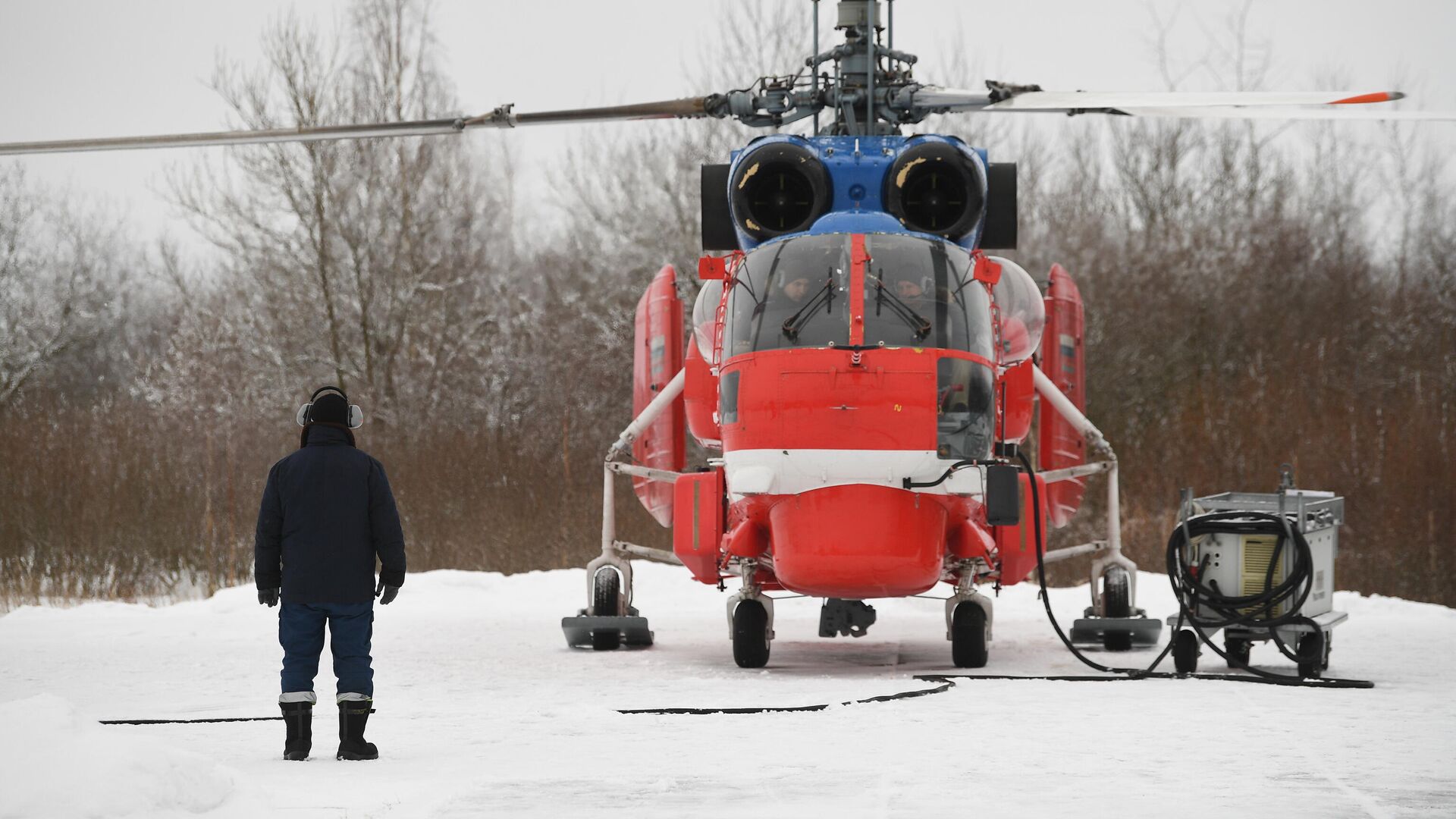 Спасатели Московского авиационного центра готовятся провести тренировку по эвакуации пострадавших из труднодоступного района с использование вертолета Ка-32А11ВС - РИА Новости, 1920, 23.12.2021