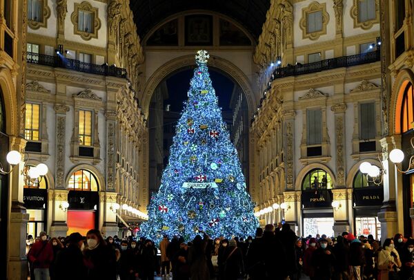 Рождественская елка, украшенная кристаллами Сваровски, в торговом центре в Милане