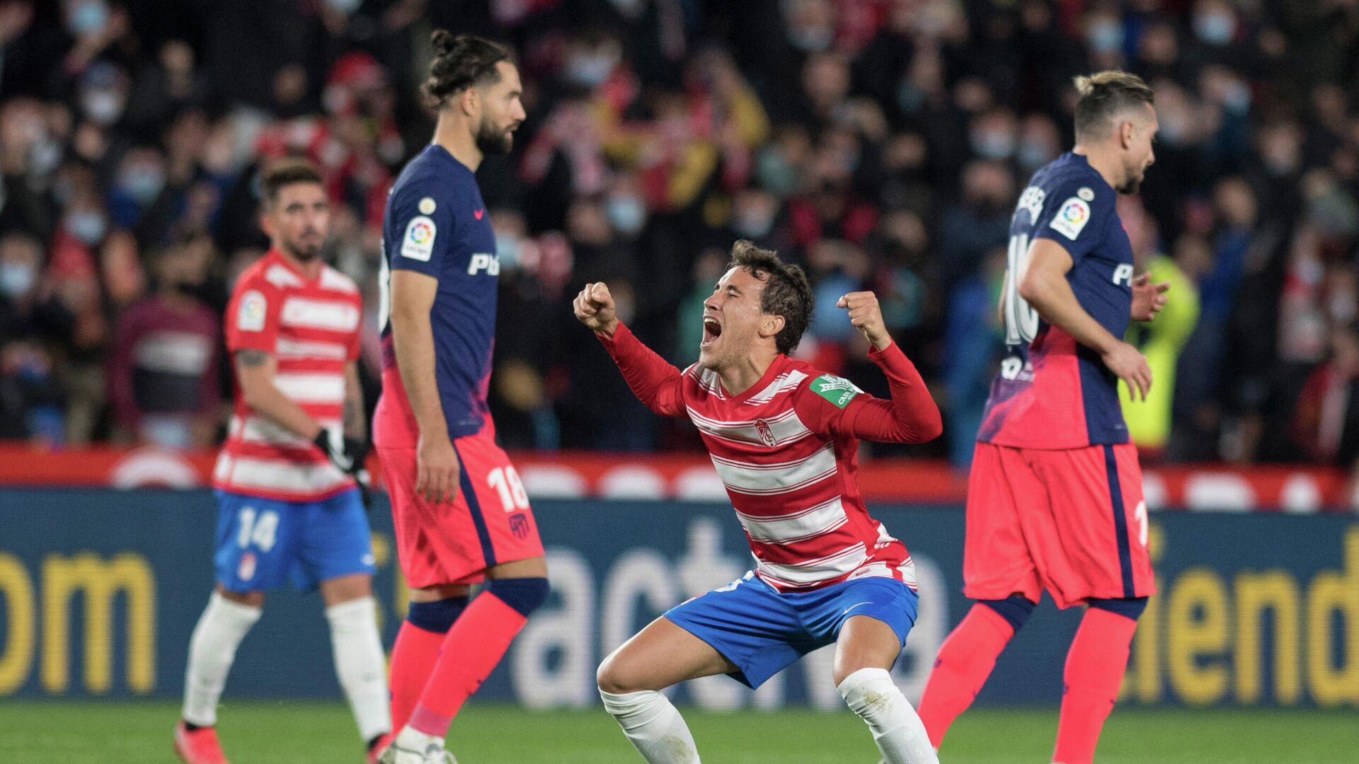 Granada's Spanish midfielder Luis Milla celebrates after Granada won win 2-1 during the Spanish league football match between Granada FC and Club Atletico de Madrid at Nuevo Los Carmenes stadium in Granada on December 22, 2021. (Photo by JORGE GUERRERO / AFP) - РИА Новости, 1920, 22.12.2021