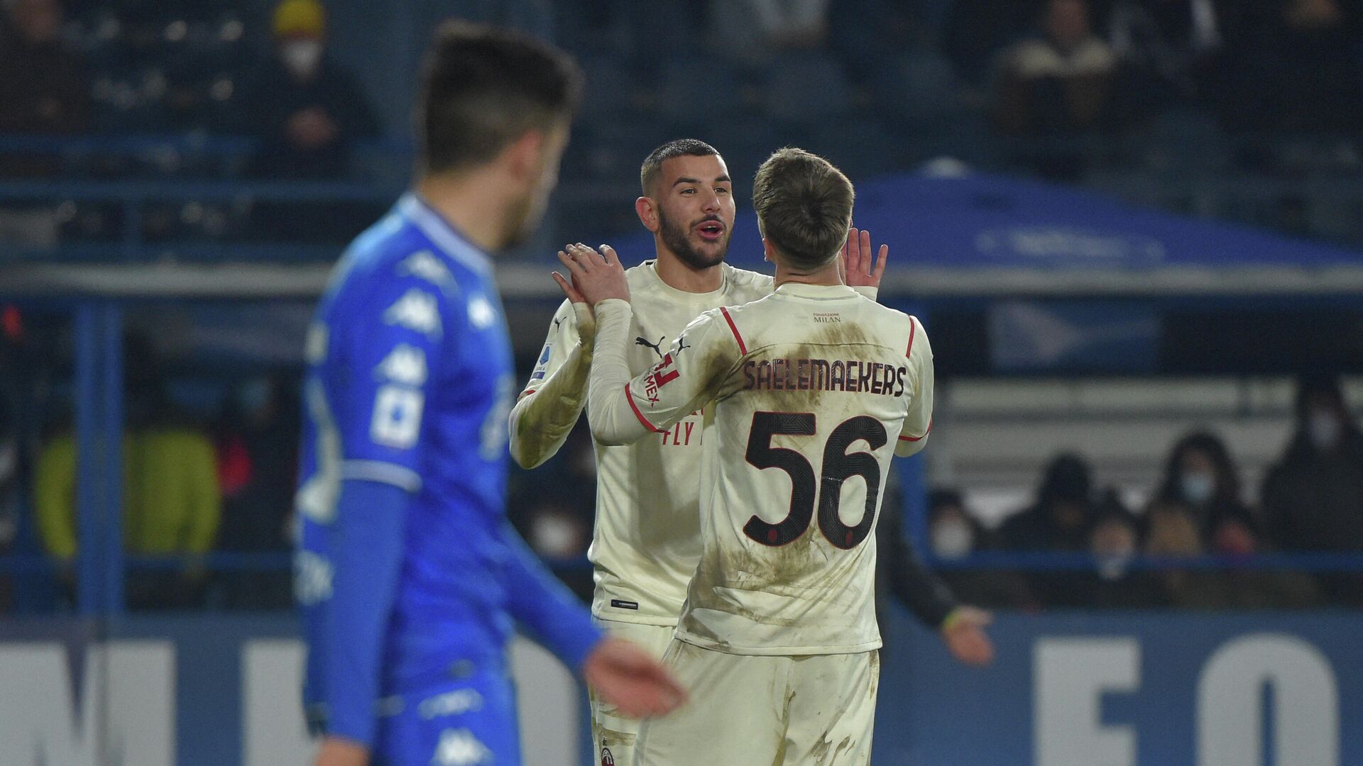 AC Milan's French defender Theo Hernandez (Rear C) celebrates with AC Milan's Belgian midfielder Alexis Saelemaekers after scoring his side's fourth goal during the Italian Serie A football match between Empoli and AC Milan on December 22, 2021 at the Carlo-Castellani stadium in Empoli. (Photo by Andreas SOLARO / AFP) - РИА Новости, 1920, 23.12.2021