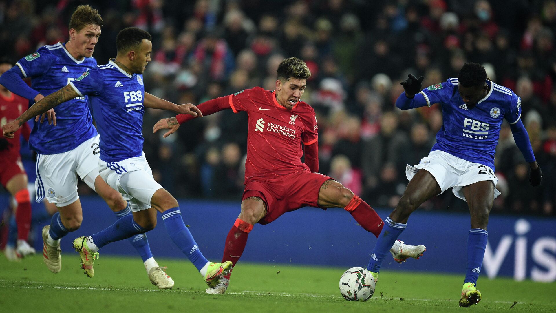Liverpool's Brazilian midfielder Roberto Firmino (C) vies with Leicester City's Nigerian midfielder Wilfred Ndidi (R), Leicester City's Danish defender Jannik Vestergaard (L) and Leicester City's English defender Ryan Bertrand (2nd L) during the English League Cup quarter-final football match between Liverpool and Leicester City at Anfield in Liverpool, north west England on December 22, 2021. (Photo by Oli SCARFF / AFP) / RESTRICTED TO EDITORIAL USE. No use with unauthorized audio, video, data, fixture lists, club/league logos or 'live' services. Online in-match use limited to 120 images. An additional 40 images may be used in extra time. No video emulation. Social media in-match use limited to 120 images. An additional 40 images may be used in extra time. No use in betting publications, games or single club/league/player publications. /  - РИА Новости, 1920, 23.12.2021