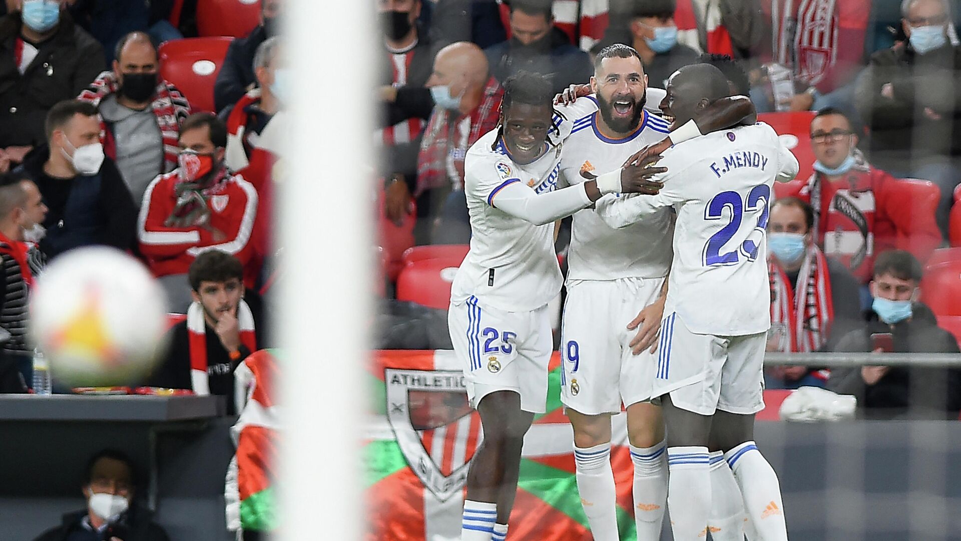 Real Madrid's French forward Karim Benzema (C) celebrates with Real Madrid's French midfielder Eduardo Camavinga (L) and Real Madrid's French defender Ferland Mendy after scoring his team's first goal during the Spanish league football match between Athletic Club Bilbao and Real Madrid CF at the San Mames stadium in Bilbao on December 22, 2021. (Photo by ANDER GILLENEA / AFP) - РИА Новости, 1920, 23.12.2021