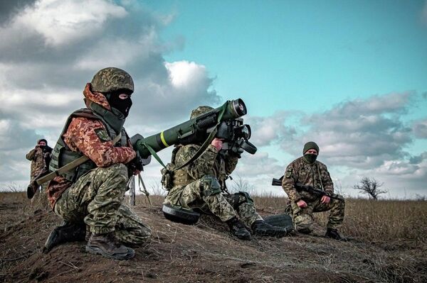 Украинские военные провели учебные стрельбы из ракетного комплекса Javelin в Донбассе