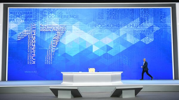 Перед началом большой ежегодной пресс-конференции президента РФ Владимира Путина в Центральном выставочном зале Манеж