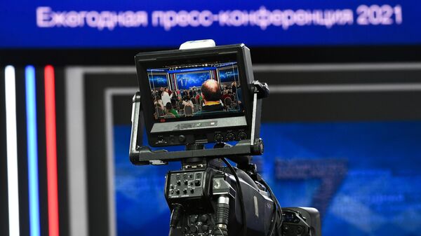 Перед началом большой ежегодной пресс-конференции президента РФ Владимира Путина в Центральном выставочном зале Манеж