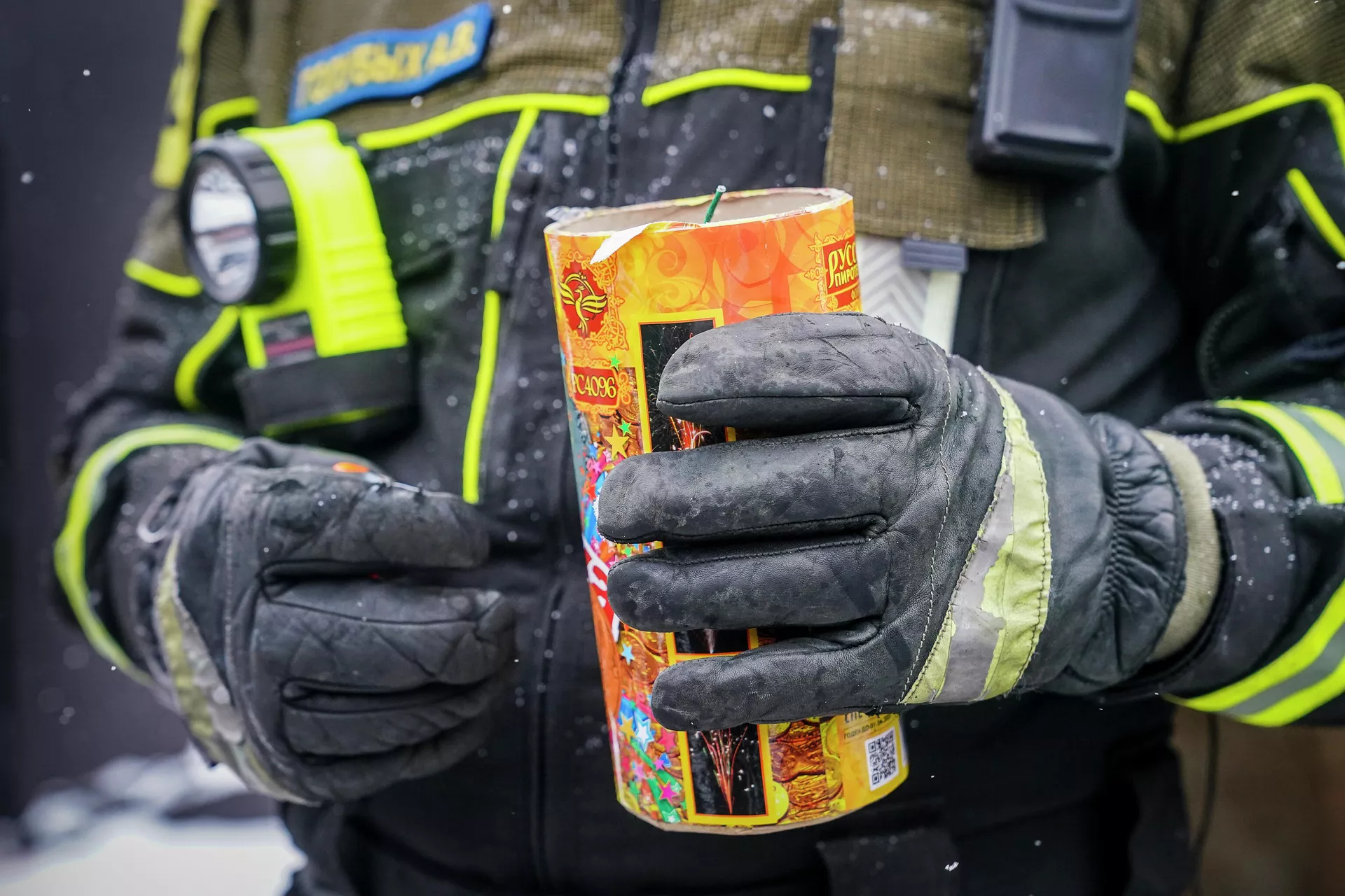 Специалисты ДГОиЧС Москвы ознакомили с мерами безопасности в новогодние праздники - РИА Новости, 1920, 22.12.2021