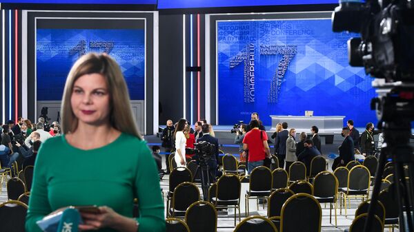 Журналисты перед началом большой ежегодной пресс-конференции президента РФ Владимира Путина в Центральном выставочном зале Манеж