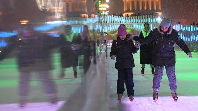 Отдыхающие на катке на ВДНХ в Москве