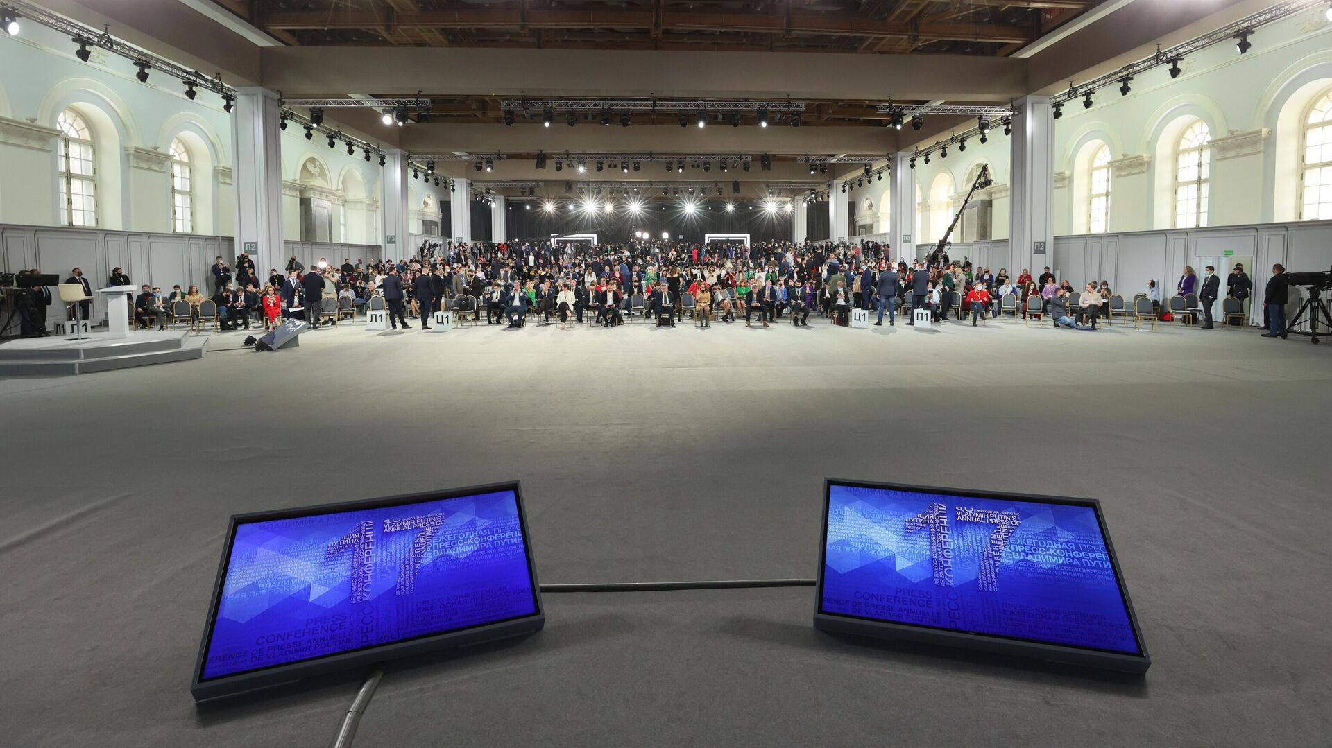 Перед началом большой ежегодной пресс-конференции президента РФ Владимира Путина в Центральном выставочном зале Манеж - РИА Новости, 1920, 23.12.2021