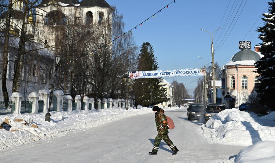 Ребенок переходит улицу в центре Великого Устюга