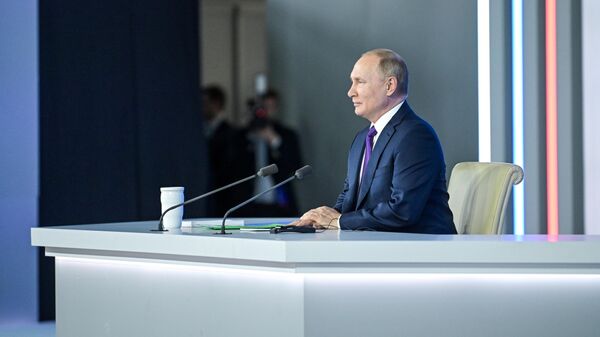 Президент РФ Владимир Путин на большой ежегодной пресс-конференции в Центральном выставочном зале Манеж