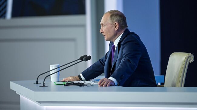 Президент РФ Владимир Путин на большой ежегодной пресс-конференции в Центральном выставочном зале Манеж