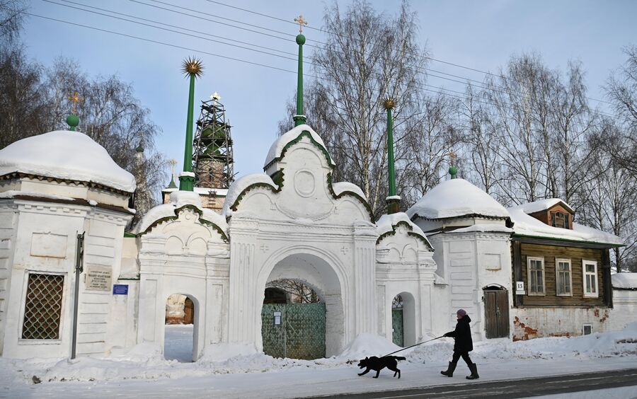 Мужчина гуляет с собакой по улицам Великого Устюга