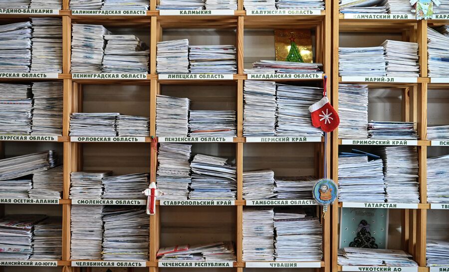 Все письма, поступающие на имя Деда Мороза, тщательно изучают сотрудники почты, читает их и сам Дед Мороз