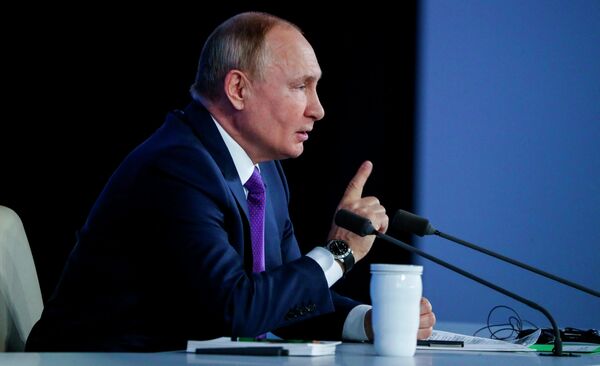 Президент РФ Владимир Путин на большой ежегодной пресс-конференции в Центральном выставочном зале Манеж