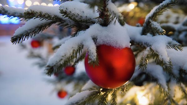 Новогоднее украшение в виде шара на елке