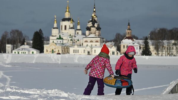 Дети катаются с горки в Дымковской слободе