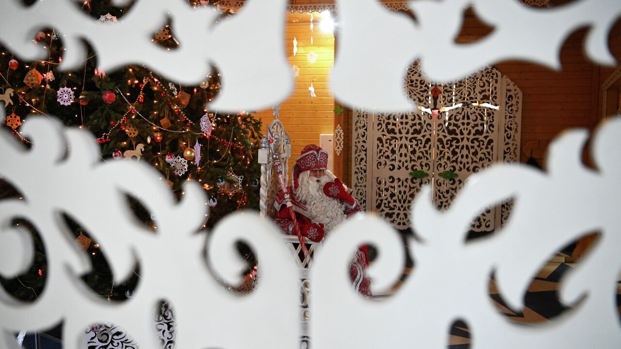 В Луганск приехал Дед Мороз из Великого Устюга, чтобы вручить подарки детям