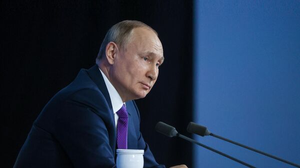 Президент России Владимир Путин на большой ежегодной пресс-конференции в Центральном выставочном зале Манеж