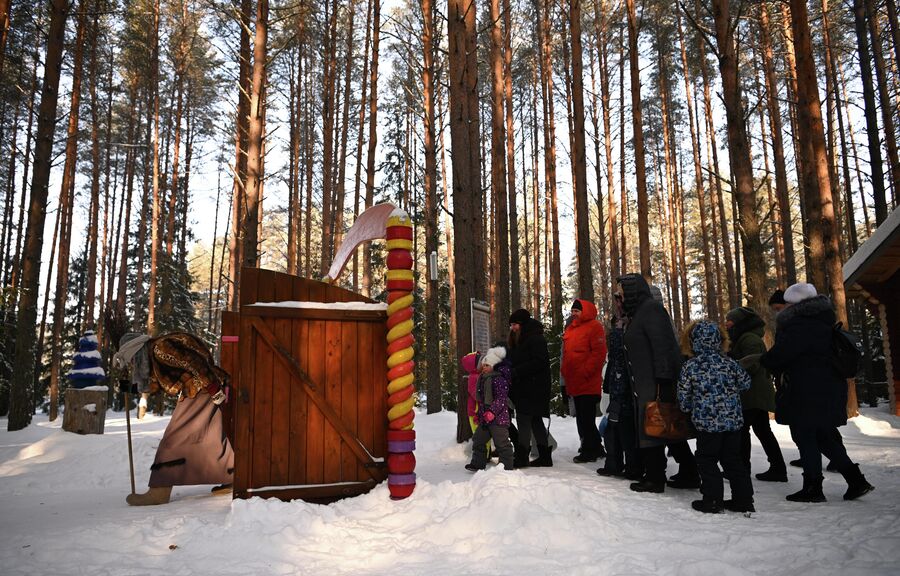 Посетители на территории вотчины Деда Мороза в пригороде Великого Устюга