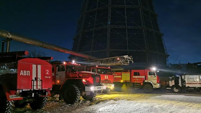 Автомобили МЧС на территории ТЭЦ-1 в Улан-Удэ, где произошел пожар