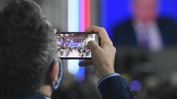 Журналист во время большой ежегодной пресс-конференции президента РФ Владимира Путина в Центральном выставочном зале Манеж