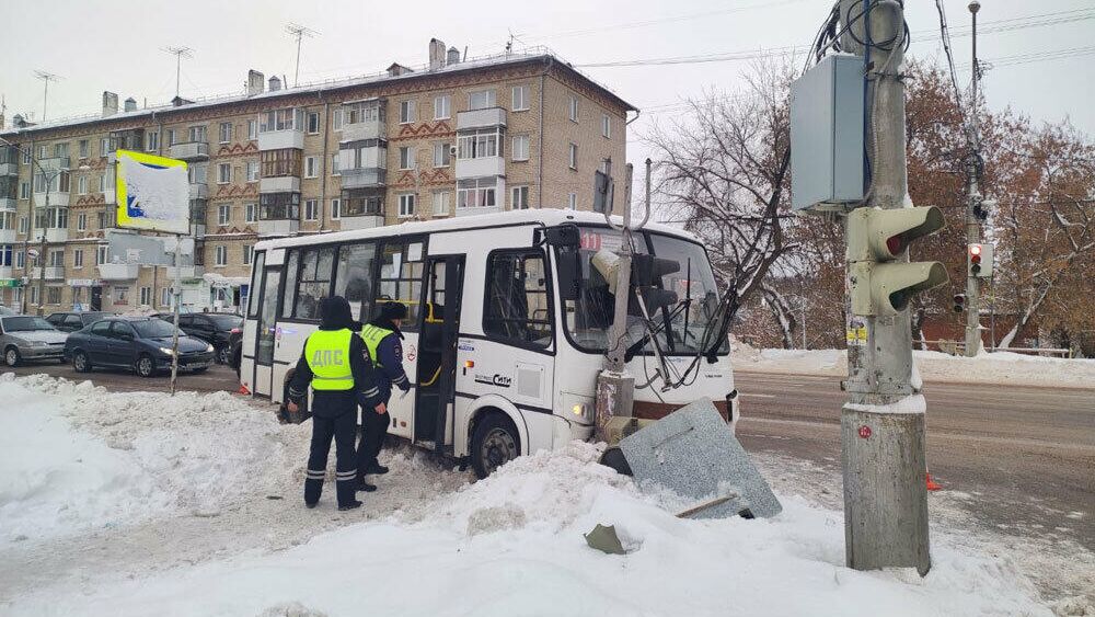 ДТП с участием автобуса в городе Каменск-Уральский Свердловской области - РИА Новости, 1920, 23.12.2021