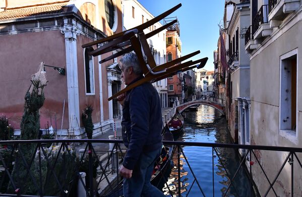 Мужчина на одной из улиц в Венеции