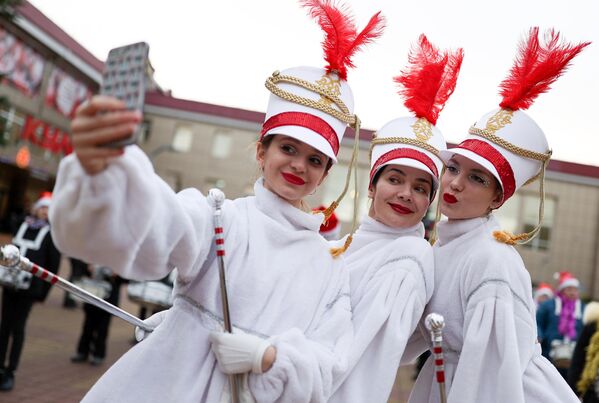 Участницы шествия Дедов Морозов на одной из улиц в Геленджике