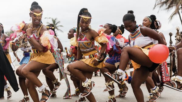 Женщины племени зулусы танцуют в национальных костюмах на фестивале в Дурбане, Южная Африка