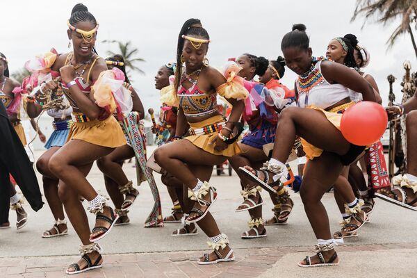 Женщины племени зулусы танцуют в национальных костюмах на фестивале в Дурбане, Южная Африка