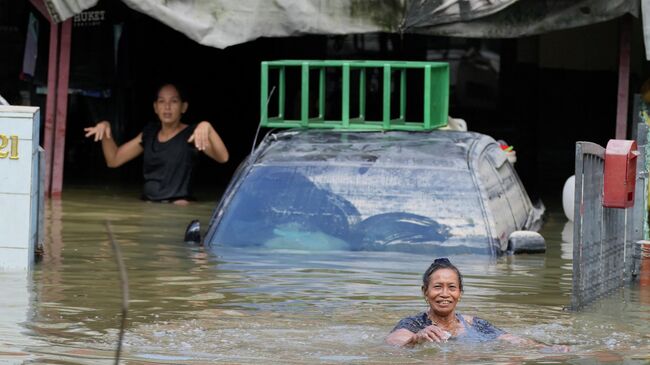Пострадавшие от наводнения, в Шах-Аламе, на окраине Куала-Лумпура, Малайзия.