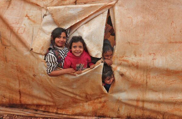 Дети в импровизированной школе в лагере для перемещенных лиц недалеко от Баб-эль-Хава на сирийско-турецкой границе