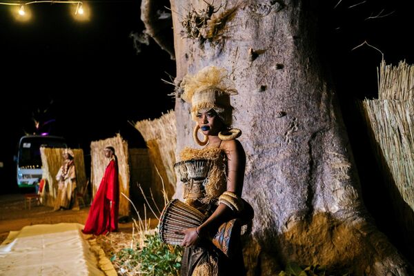 Хостес во время 19-й Недели моды в Дакаре, которая состоится в лесу Баобаб в Нгуекохе
