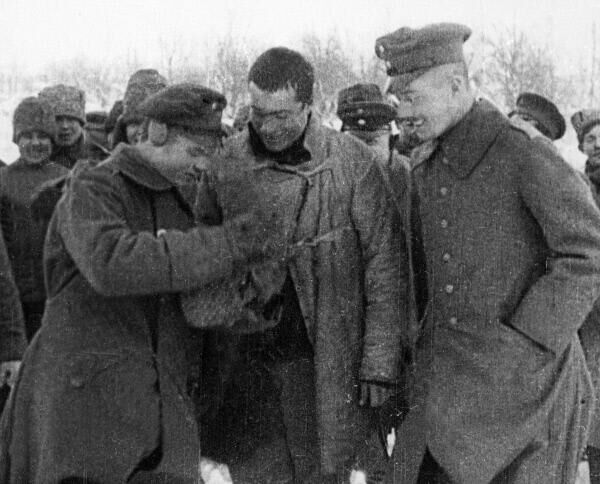 Братание солдат. Кадр из документального фильма Свет октября. РИА Новости / РИА Новости Братание солдат. Кадр из документального фильма Свет октября. РИА Новости / РИА Новости