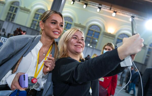 Журналистка фотографируется с актрисой Анной Хилькевич после завершения большой ежегодной пресс-конференции президента РФ Владимира Путина в Центральном выставочном зале Манеж