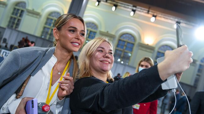 Журналистка фотографируется с актрисой Анной Хилькевич после завершения большой ежегодной пресс-конференции президента РФ Владимира Путина в Центральном выставочном зале Манеж