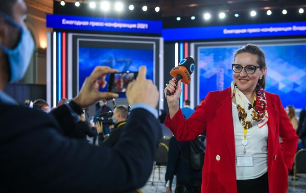 Журналисты фотографируется после завершения большой ежегодной пресс-конференции президента РФ Владимира Путина в Центральном выставочном зале Манеж