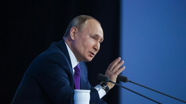 Президент России Владимир Путин на большой ежегодной пресс-конференции в Центральном выставочном зале Манеж