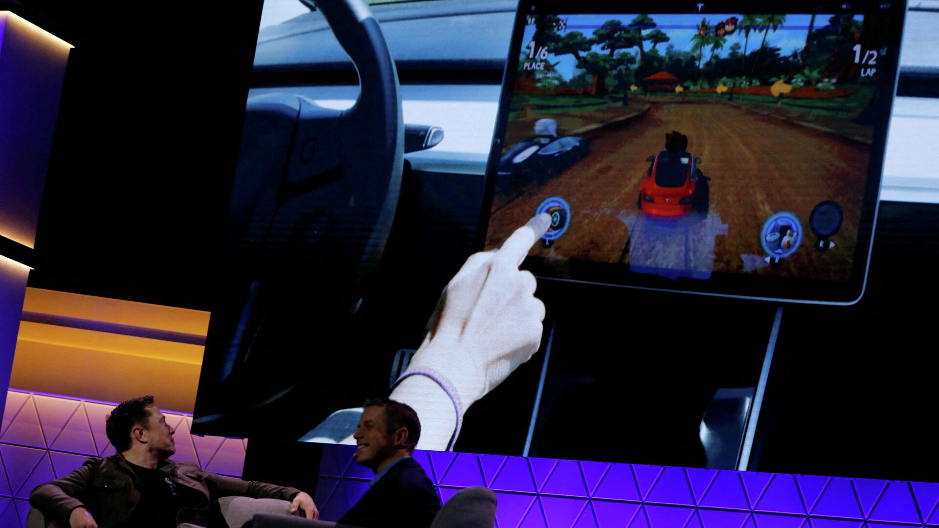 Илон Маск смотрит демонстрацию видеоигры в автомобиле Tesla Model 3 - РИА Новости, 1920, 24.12.2021