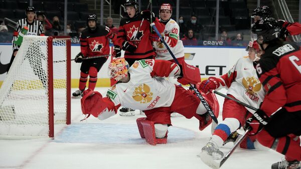 Голкипер молодежной сборной России Ярослав Аскаров в матче с Канадой