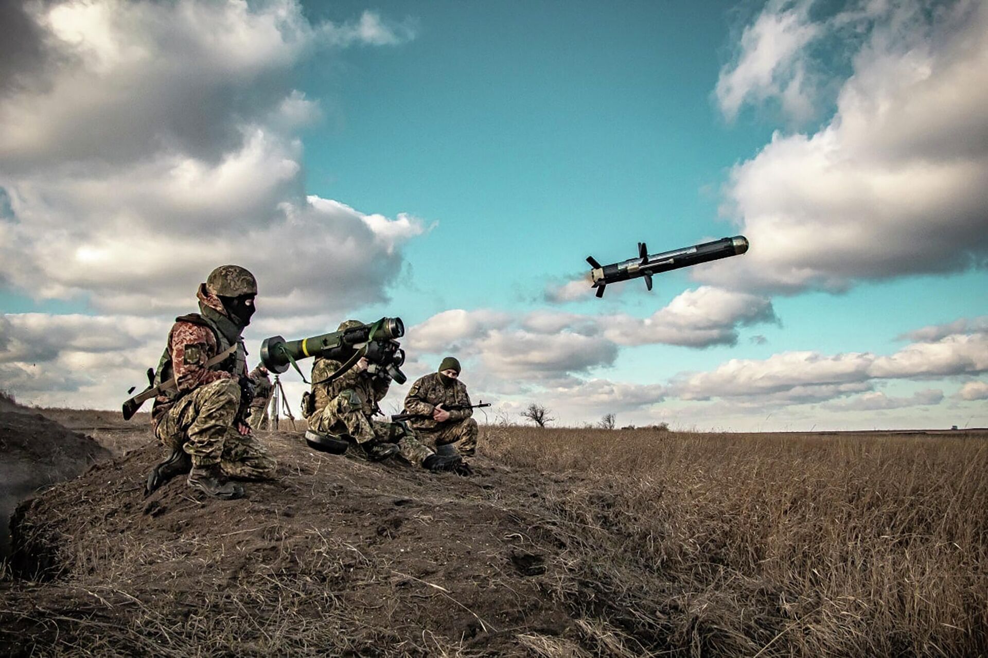 Украинские военные используют пусковую установку с американскими ракетами Javelin во время военных учений в Донецкой области - РИА Новости, 1920, 28.12.2021