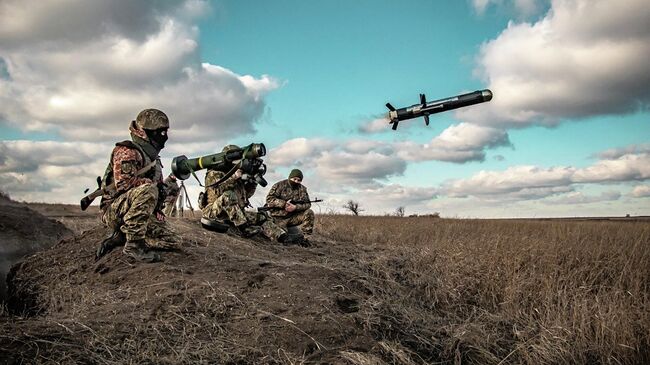 Украинские военные используют пусковую установку с американскими ракетами Javelin 