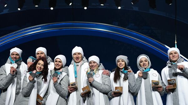 Фигурситы во время церемонии награждения на XXIII зимних Олимпийских играх. Архивное фото